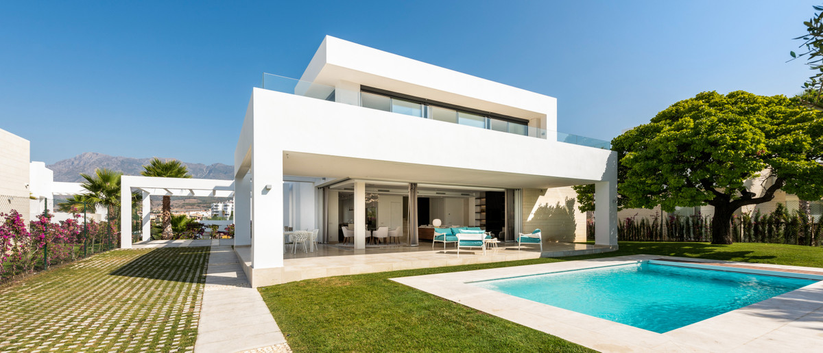 This 4 bedroom villa is built on 2 floors overlooking the Mediterranean Sea, located in the new resi, Spain