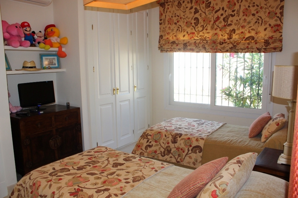 5 bedroom Villa For Sale in Estepona, Málaga - thumb 17