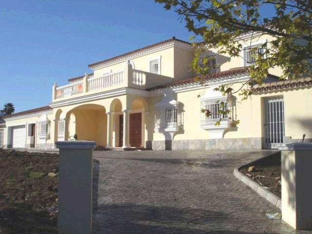 Magnificent brand new villa in elevated position in a quite cul-de-sac in a prestigious area in Soto, Spain