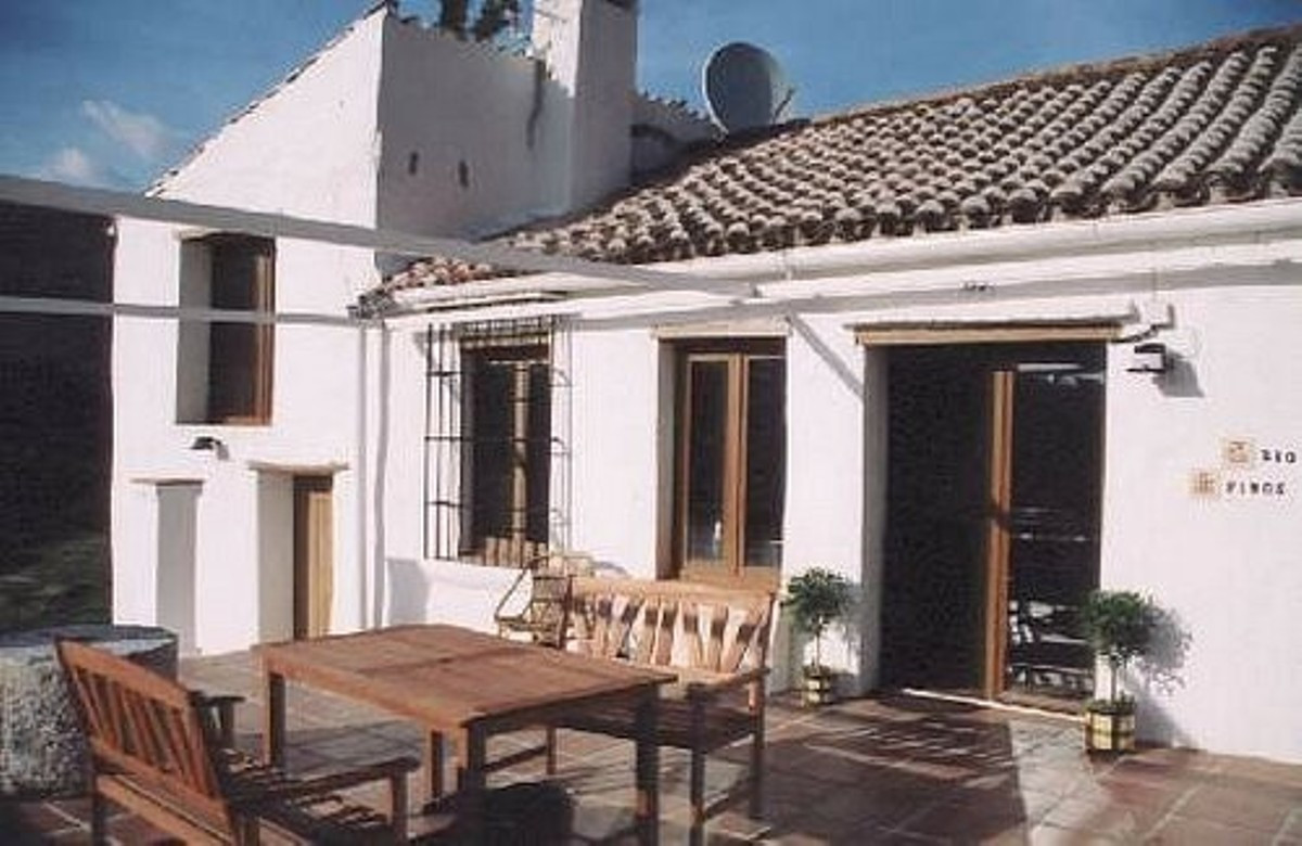 5 bedroom Villa For Sale in Estepona, Málaga - thumb 2