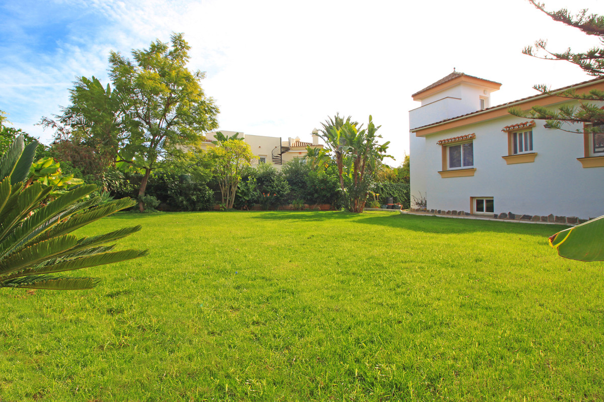 Nice independent villa in Marbella with land of 679 meters. It is a house with a guest apartment to , Spain