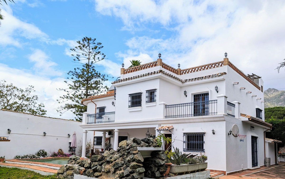 7 bedroom Villa For Sale in Marbella, Málaga - thumb 1