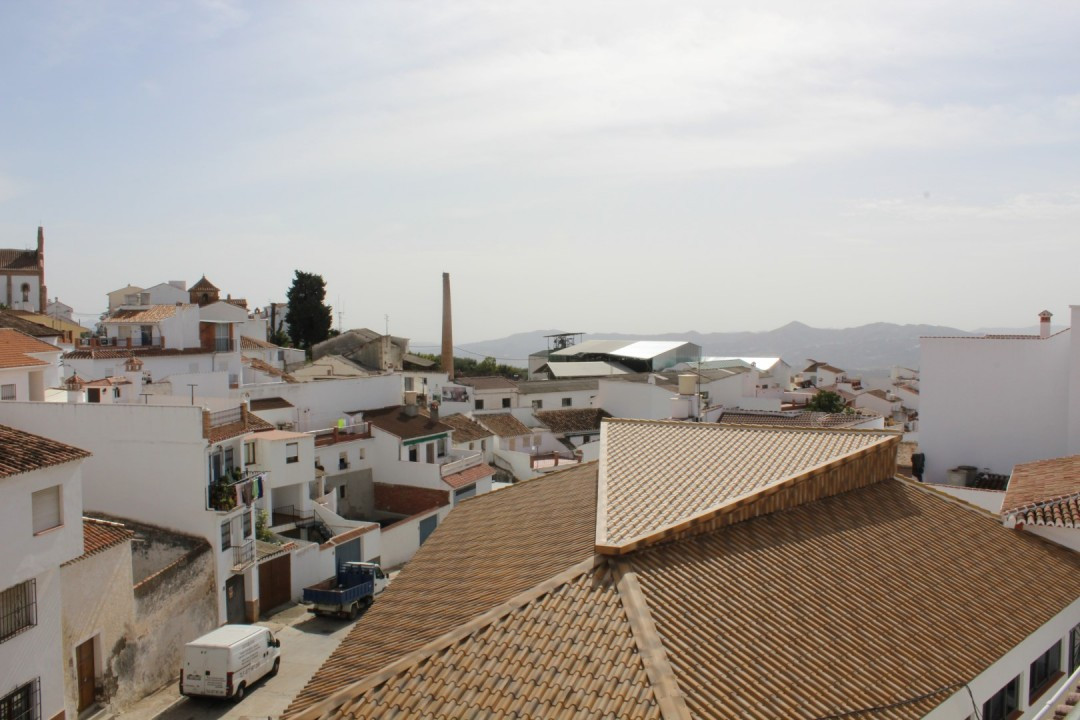 Spacious town house with views to the mountain in the center of Periana.