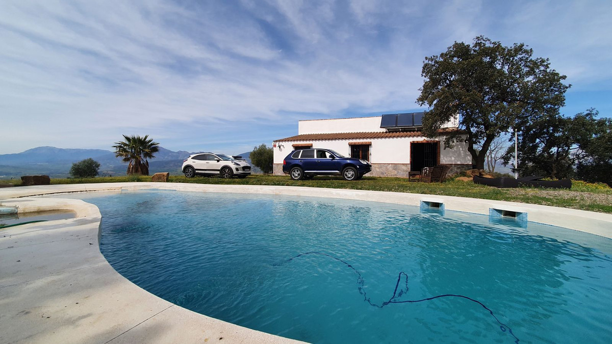 Beautiful country property with the most fabulous 360º panoramic views located on top of a small hil, Spain