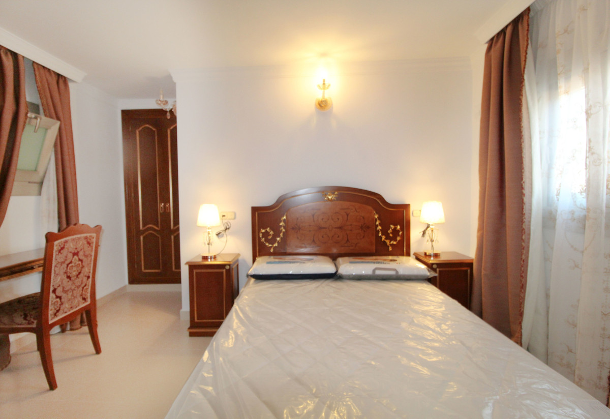 8 bedroom Villa For Sale in Guadalmina Baja, Málaga - thumb 18
