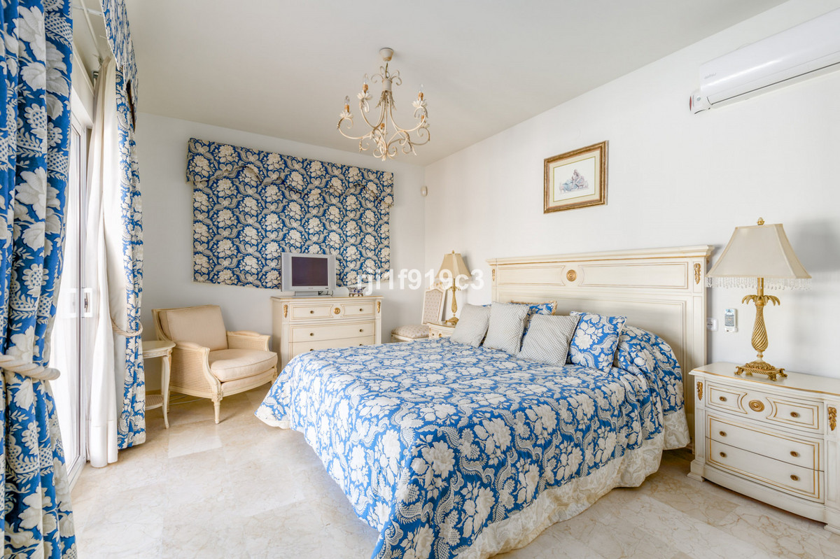4 bedroom Villa For Sale in Elviria, Málaga - thumb 11