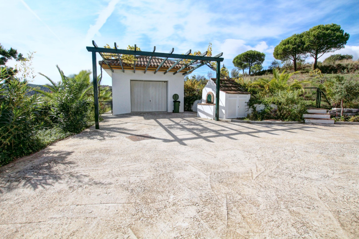 8 Bed Villa For Sale in El Madroñal, Benahavis