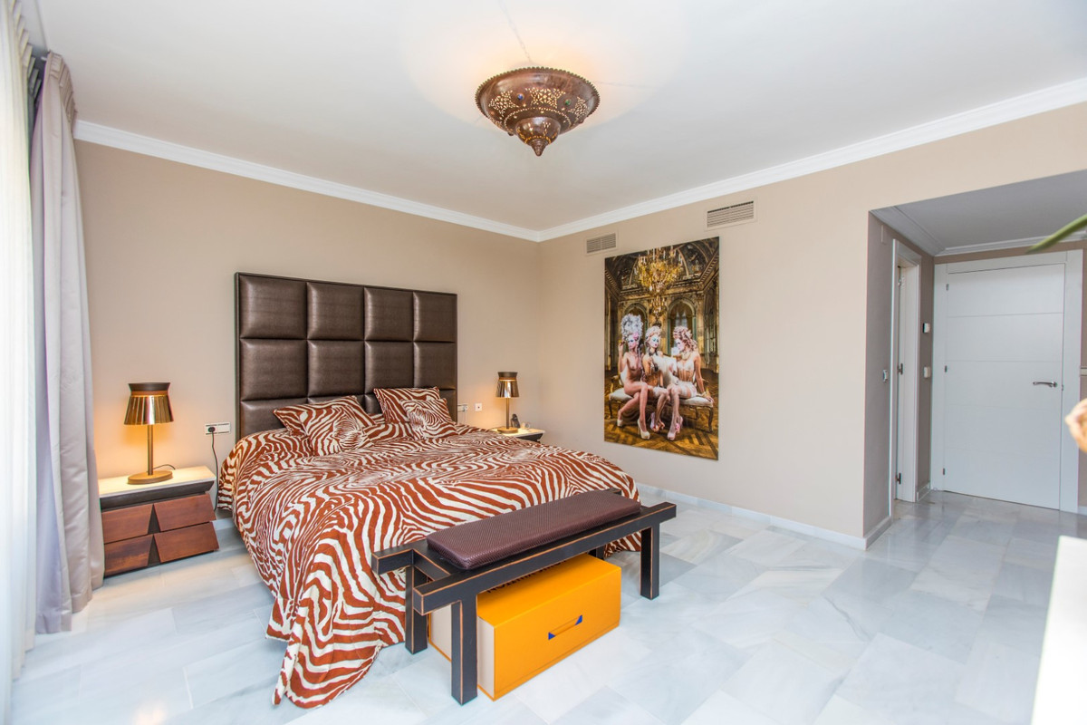 4 bedroom Villa For Sale in Elviria, Málaga - thumb 22