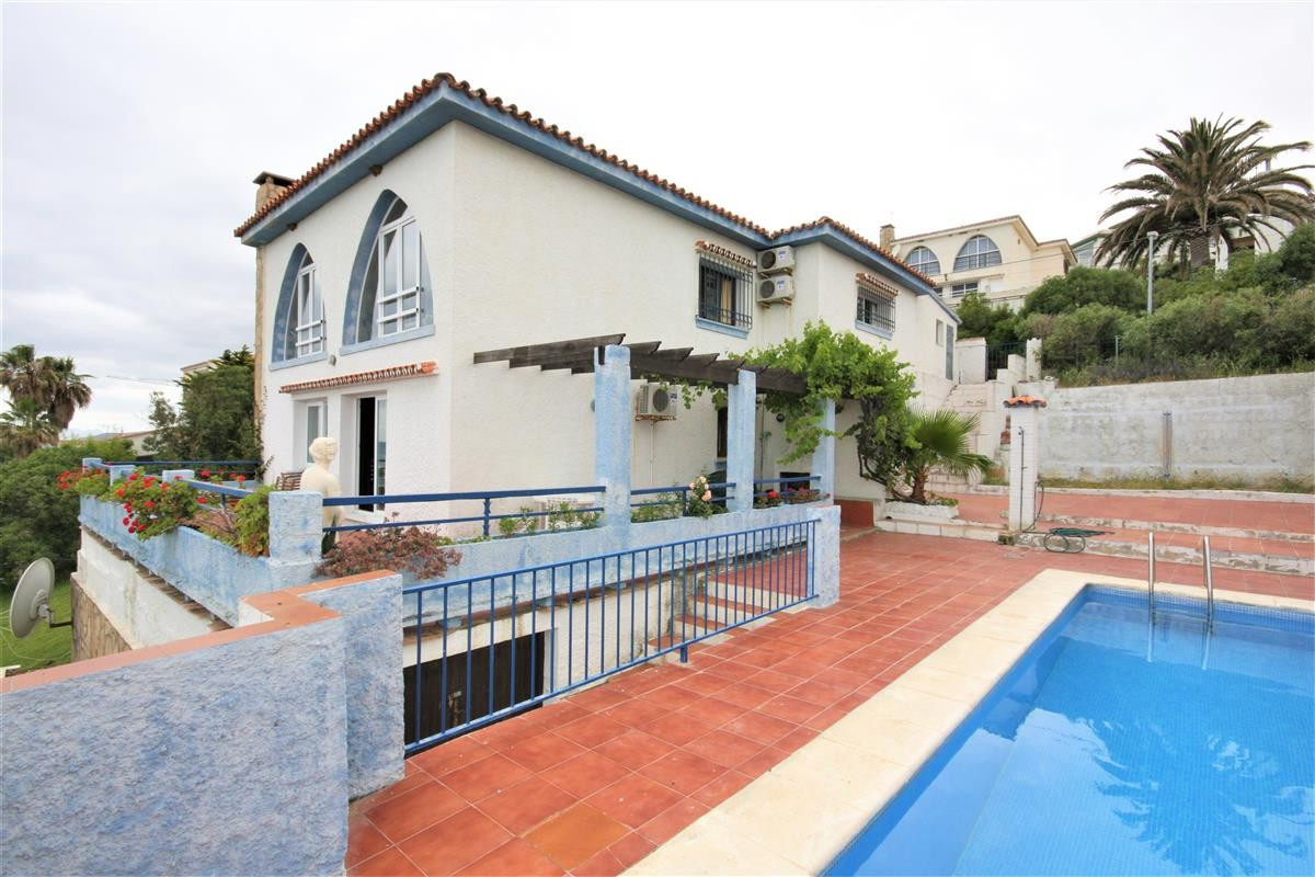 Detached Villa for sale in Estepona R899679