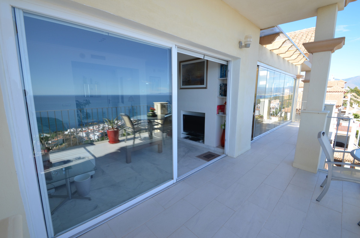Magnificent penthouse with spectacular sea views, located in an urbanization area at a short distance from Sotogrande harbour and close the beach.