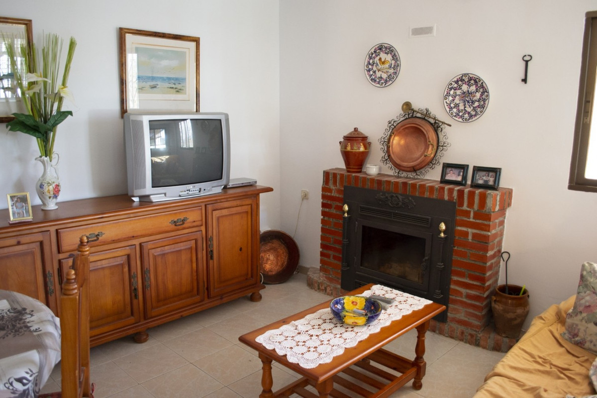 This wonderful town house, has a constructed area of 84 m2 and is distributed in: spacious lounge and dining room with fireplace and exit to the ou...