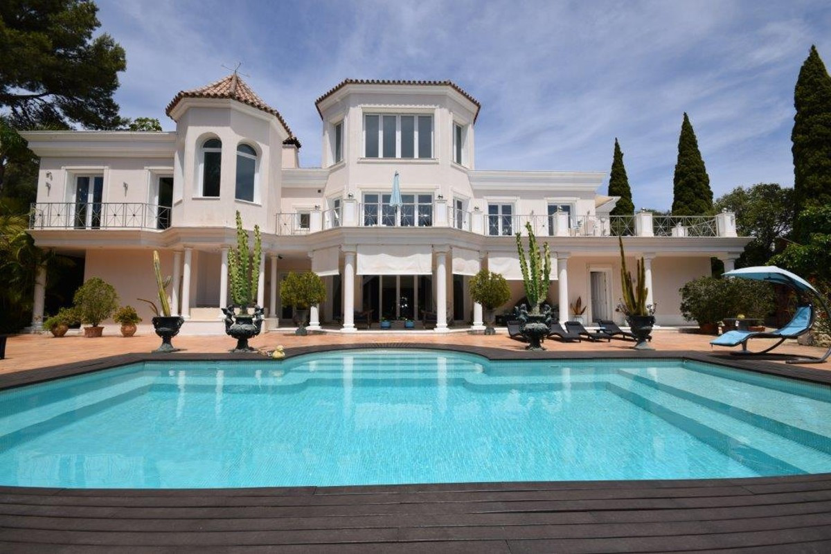 Villa for sale in El Paraiso, Costa del Sol