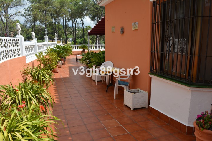 Villa with 6 bedrooms, 3 bathrooms and a toilet in a fantastic location between Fuengirola and Marbe, Spain