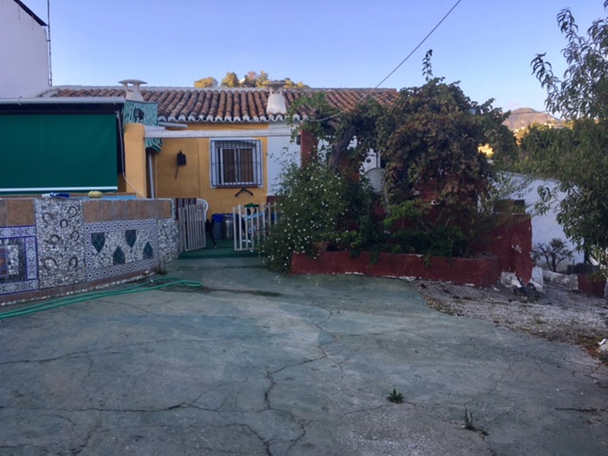 Country property with private plunge pool, private parking and 1500m2 of land.