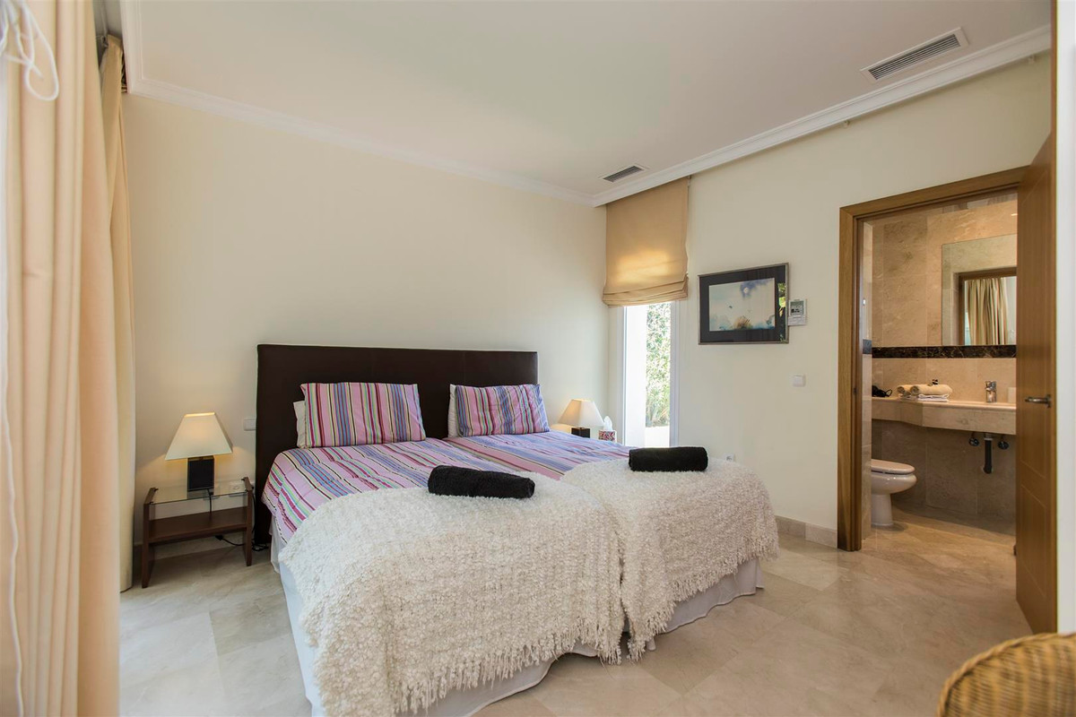 4 bedroom Villa For Sale in Los Flamingos, Málaga - thumb 29