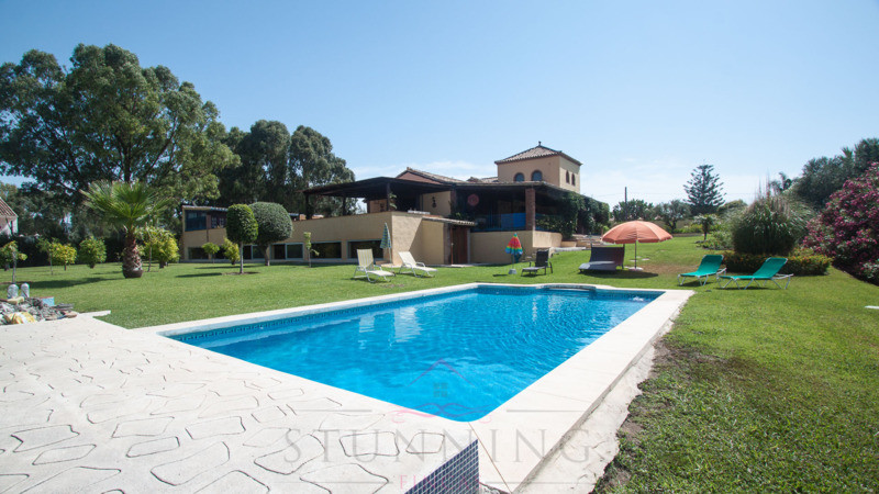  Villa, Finca  for sale    in Estepona