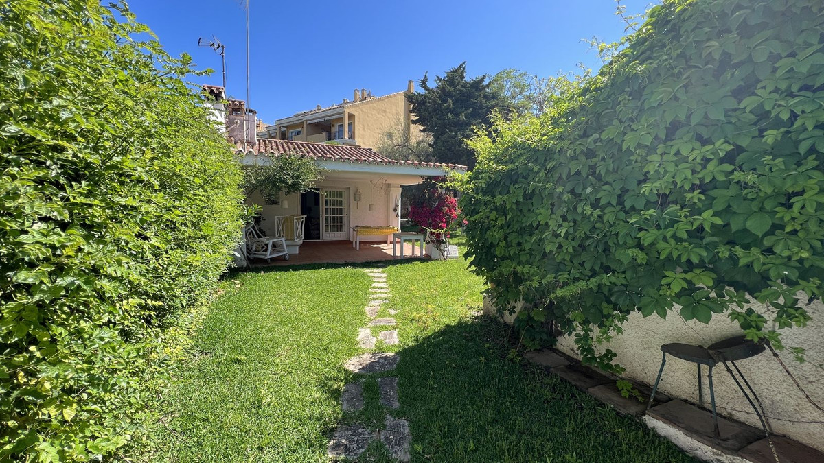 4 bedroom Villa For Sale in Costabella, Málaga - thumb 10