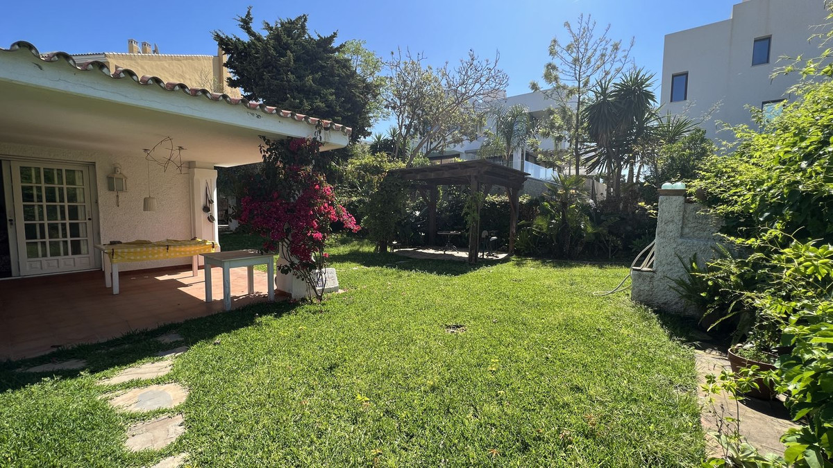 Villa Pareada en venta en Costabella, Costa del Sol