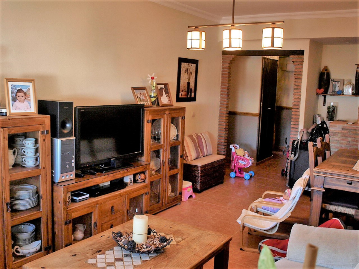 Incredible opportunity Apartment in San Martin del Tesorillo with three bedrooms and a bathroom completely renovated.