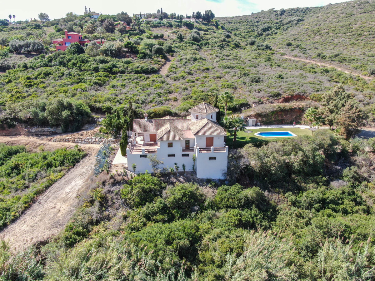 Beautiful country house on a hill with beautiful views of the sea, only 2 minutes drive from the Castillo beach, 15 minutes from Sotogrande with it...