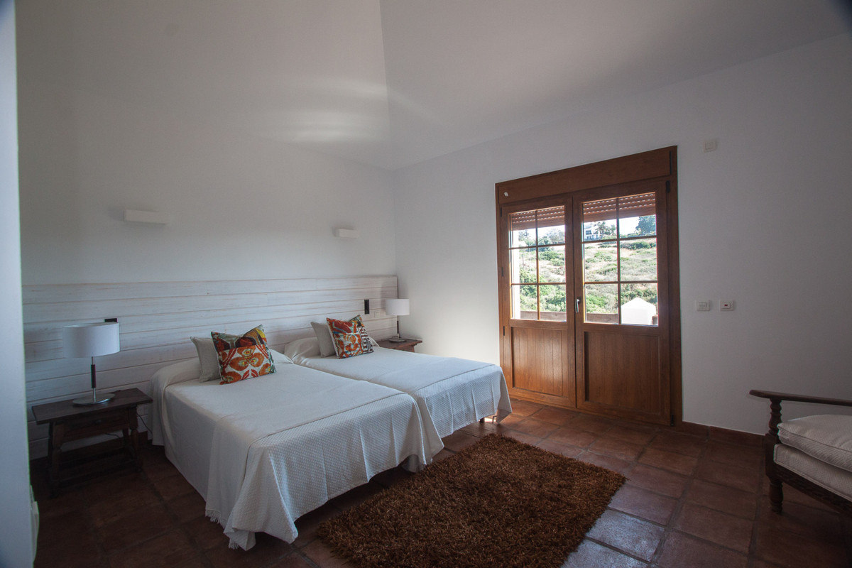 Villa con 4 Dormitorios en Venta Manilva