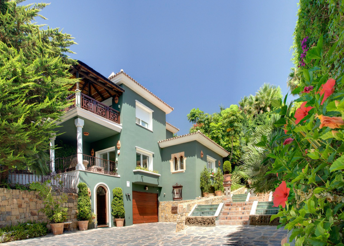 6 bedroom Villa For Sale in Sierra Blanca, Málaga - thumb 23