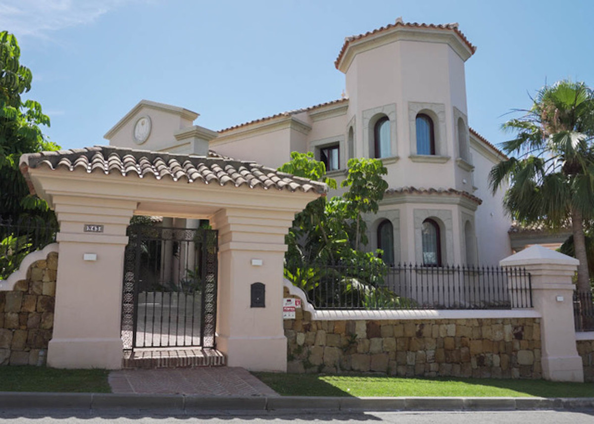 Detached Villa, Los Flamingos, Costa del Sol.
5 Bedrooms, 6 Bathrooms, Built 650 m², Terrace 250 m²,, Spain
