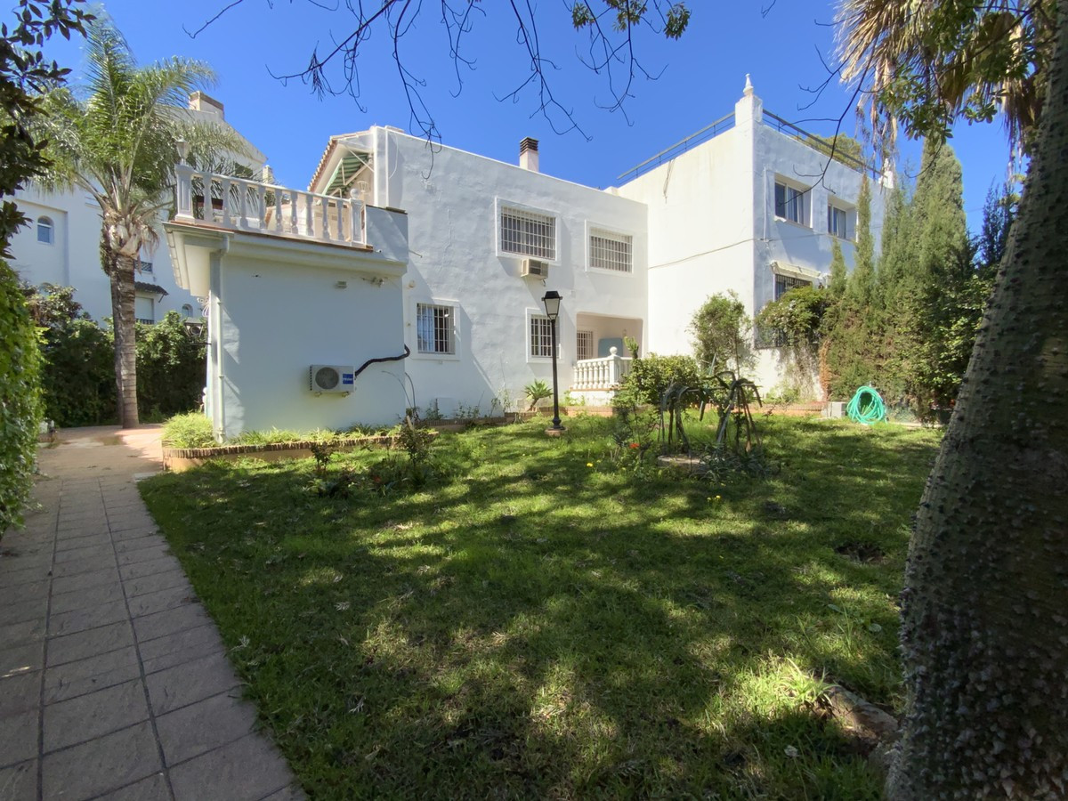 Detached Villa for sale in Nueva Andalucía R3146356