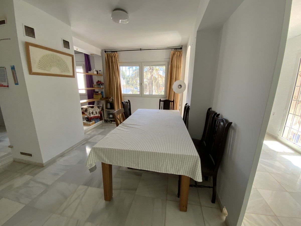 6 bedroom Villa For Sale in Nueva Andalucía, Málaga
