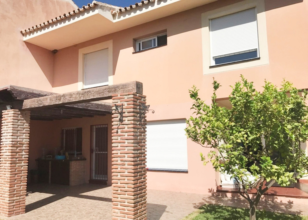 Spectacular townhouse located in a quiet area, with good communications, between Estepona and San Pe, Spain