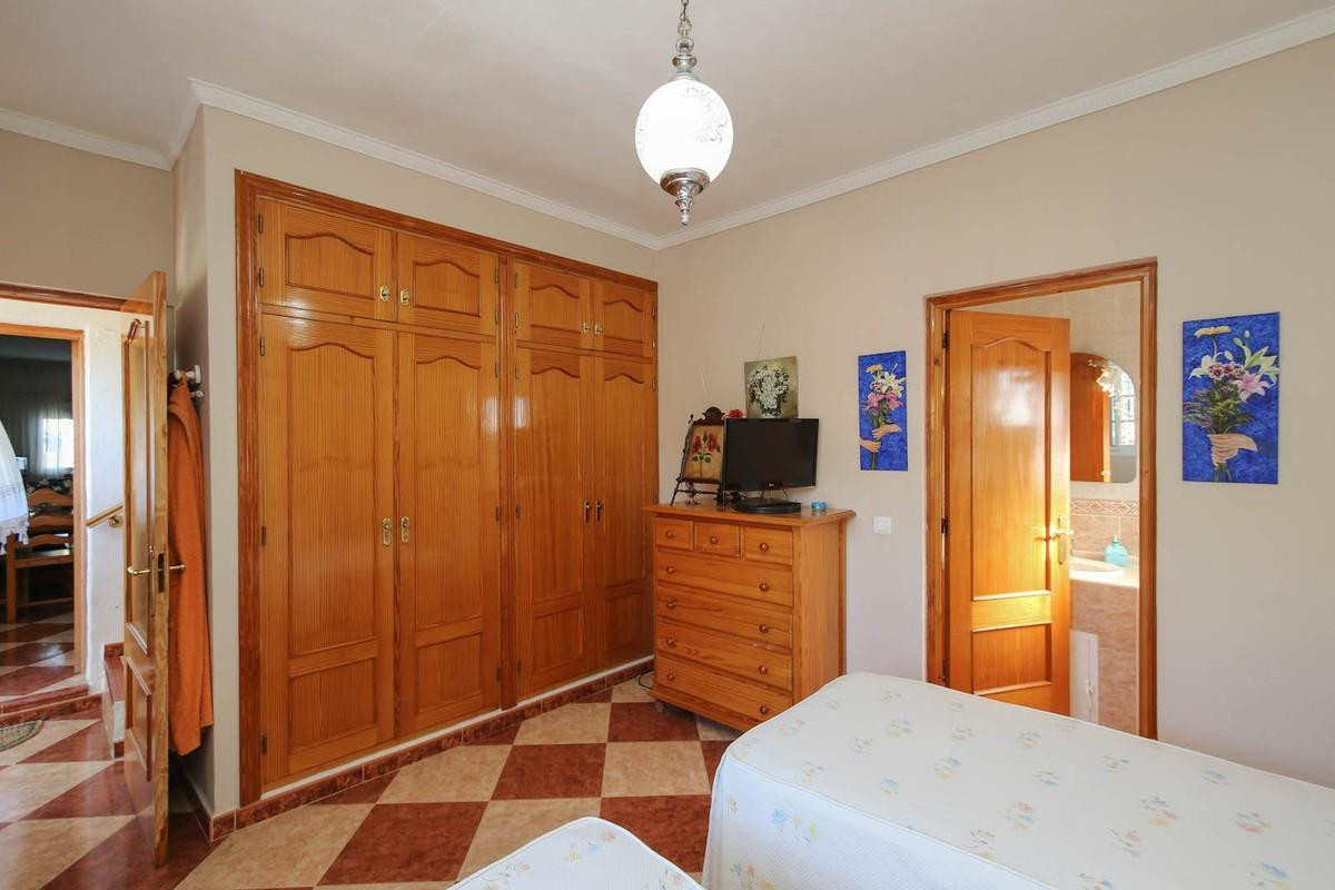 5 bedroom Villa For Sale in Alhaurín de la Torre, Málaga - thumb 19