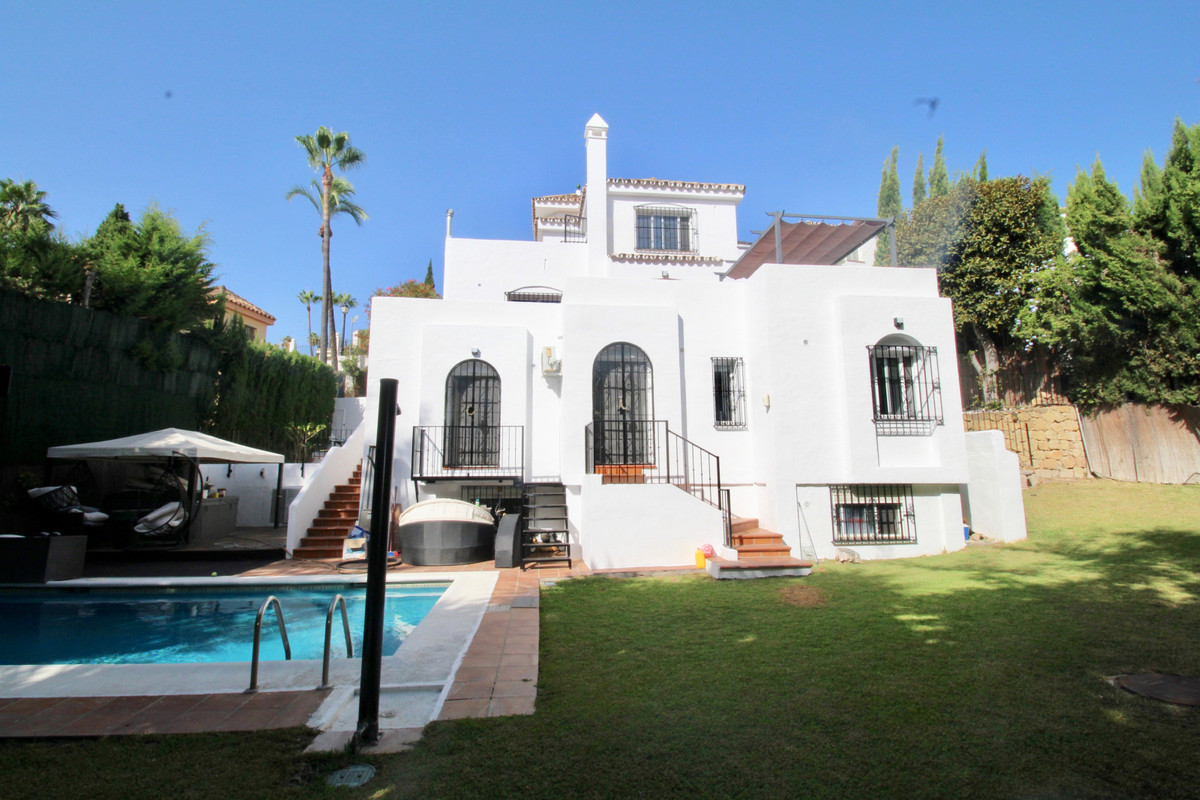 Detached Villa for sale in Nueva Andalucía R3027878