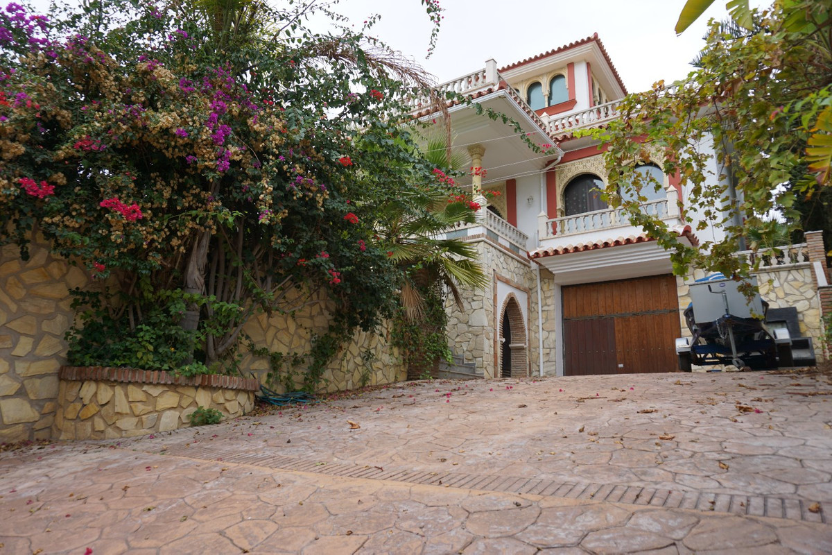 7 bedroom Villa For Sale in La Cala de Mijas, Málaga - thumb 2