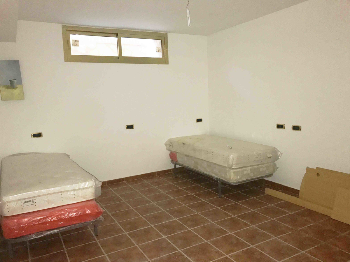 7 bedroom Villa For Sale in La Cala de Mijas, Málaga - thumb 41