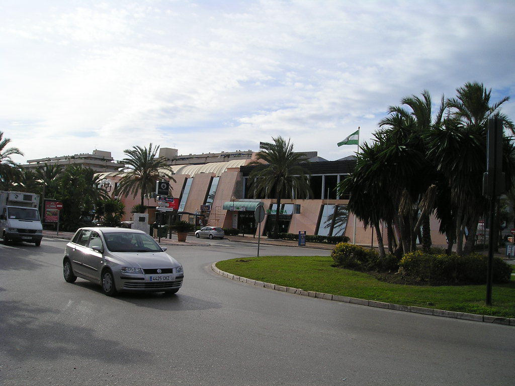  Oficina  en venta   y en alquiler    en Puerto Banús