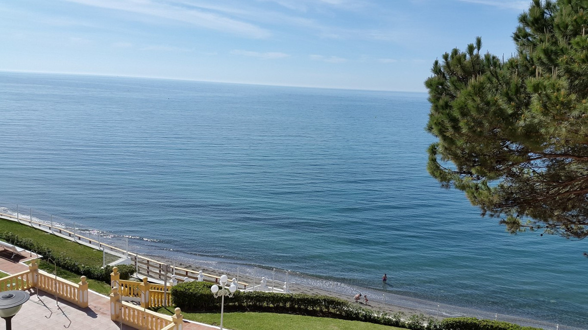 Middle Floor Apartment for sale in Estepona R2980982