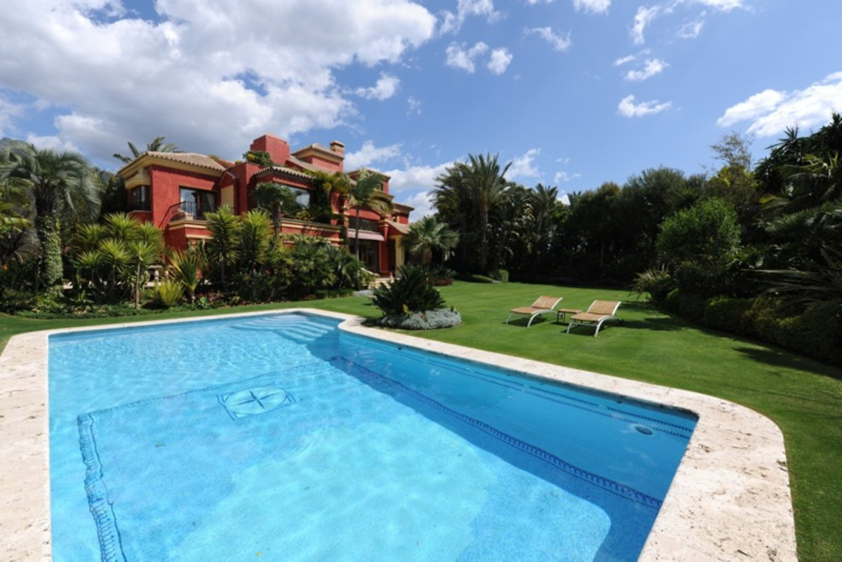 5 bedroom Villa For Sale in The Golden Mile, Málaga