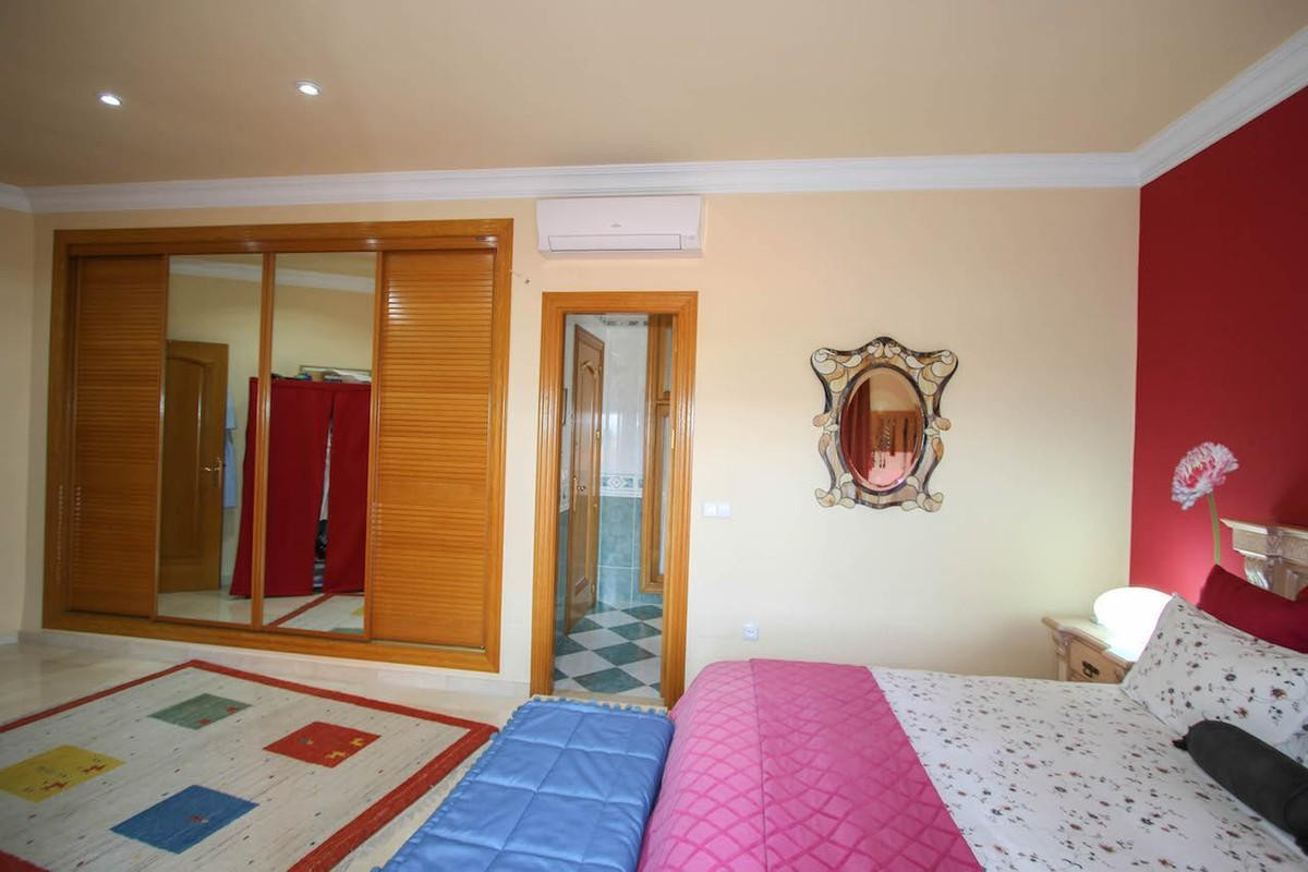 6 bedroom Villa For Sale in Alhaurín de la Torre, Málaga - thumb 37