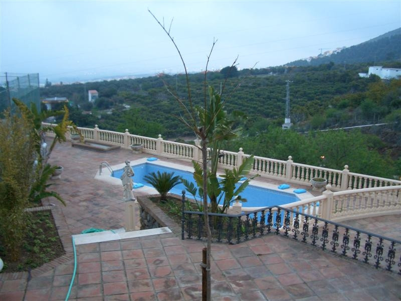 2212-V  To sale chalet with wide environments, swimming pool, garden with fruit trees, tennis course, parking for several cars.