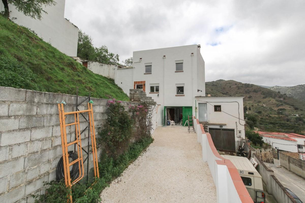 MOVE-IN Ready

. Set in a pueblo close to the NATIONAL Park
. TRADITIONAL Spanish Environment
. Gara, Spain