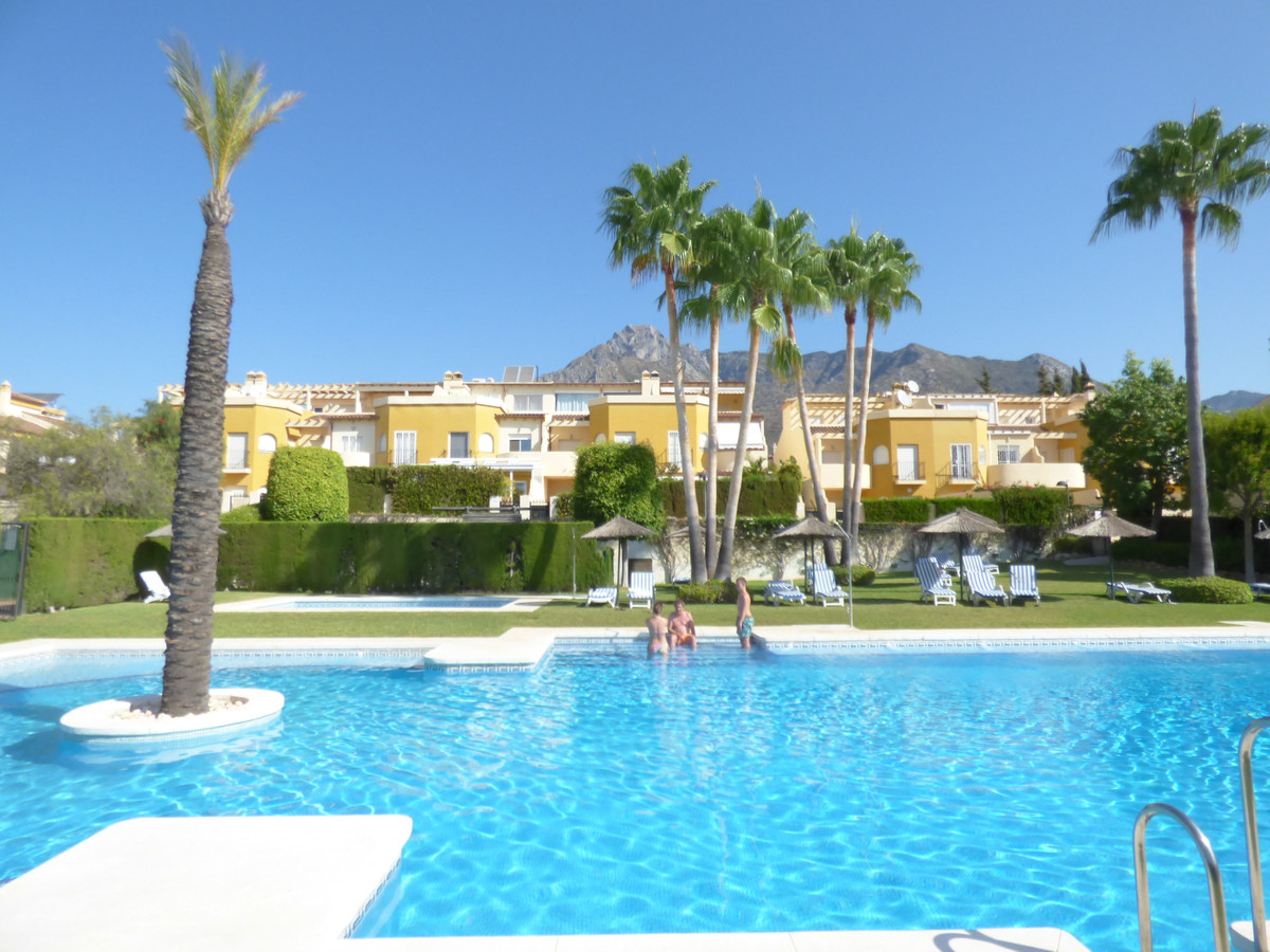 TOWNHOUSE IN URB. CORONA DE NAGUELES 

Large townhouse located in the Nagueles area just a few minut, Spain