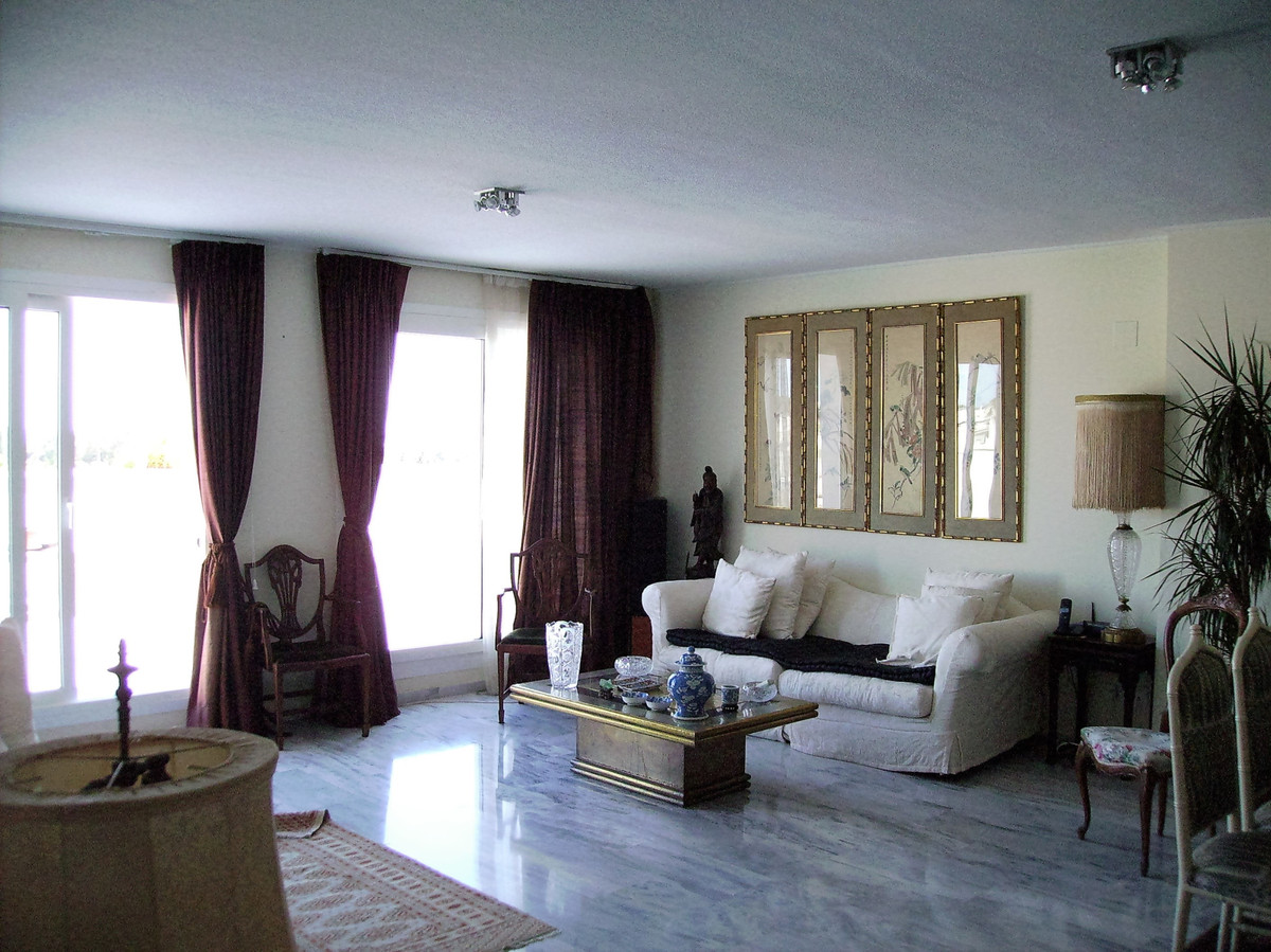 4 bedroom Apartment For Sale in Nueva Andalucía, Málaga - thumb 3