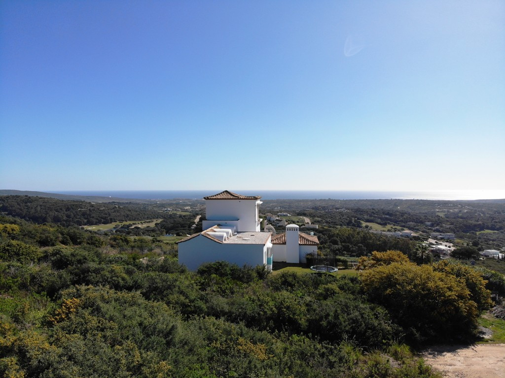 This fantastic building plot offers great sea views and is located in the luxurious area of Sotogran, Spain