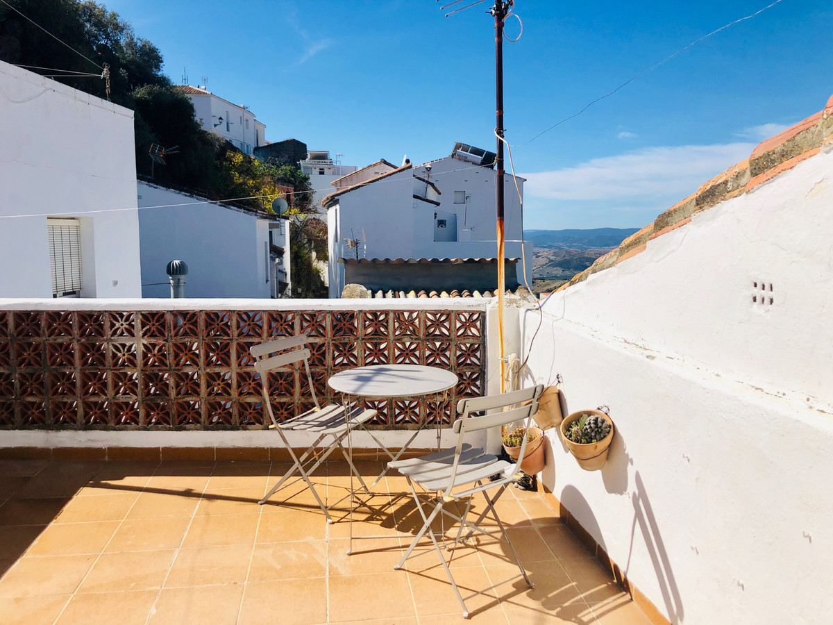 In the heart of the impressive and famous town of Casares, just a fifteen minute drive from the coast is this charming Spanish town house.