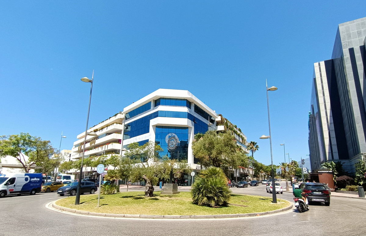 Location, location, location. Great opportunity to aquire commercial space in a prime location! Temb, Spain