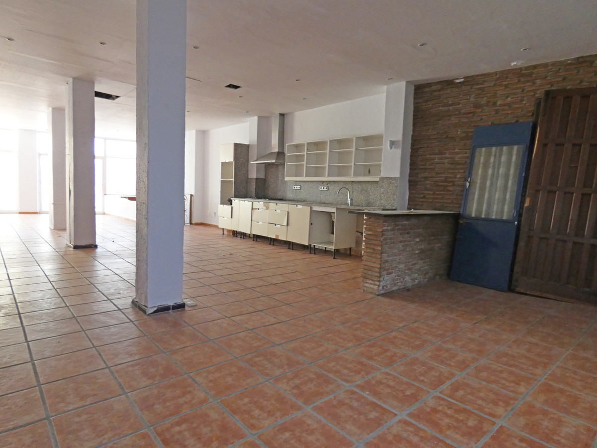Large bright townhouse in the centre of Alhaurín el Grande, with very beautiful views. The property needs to be renovated.