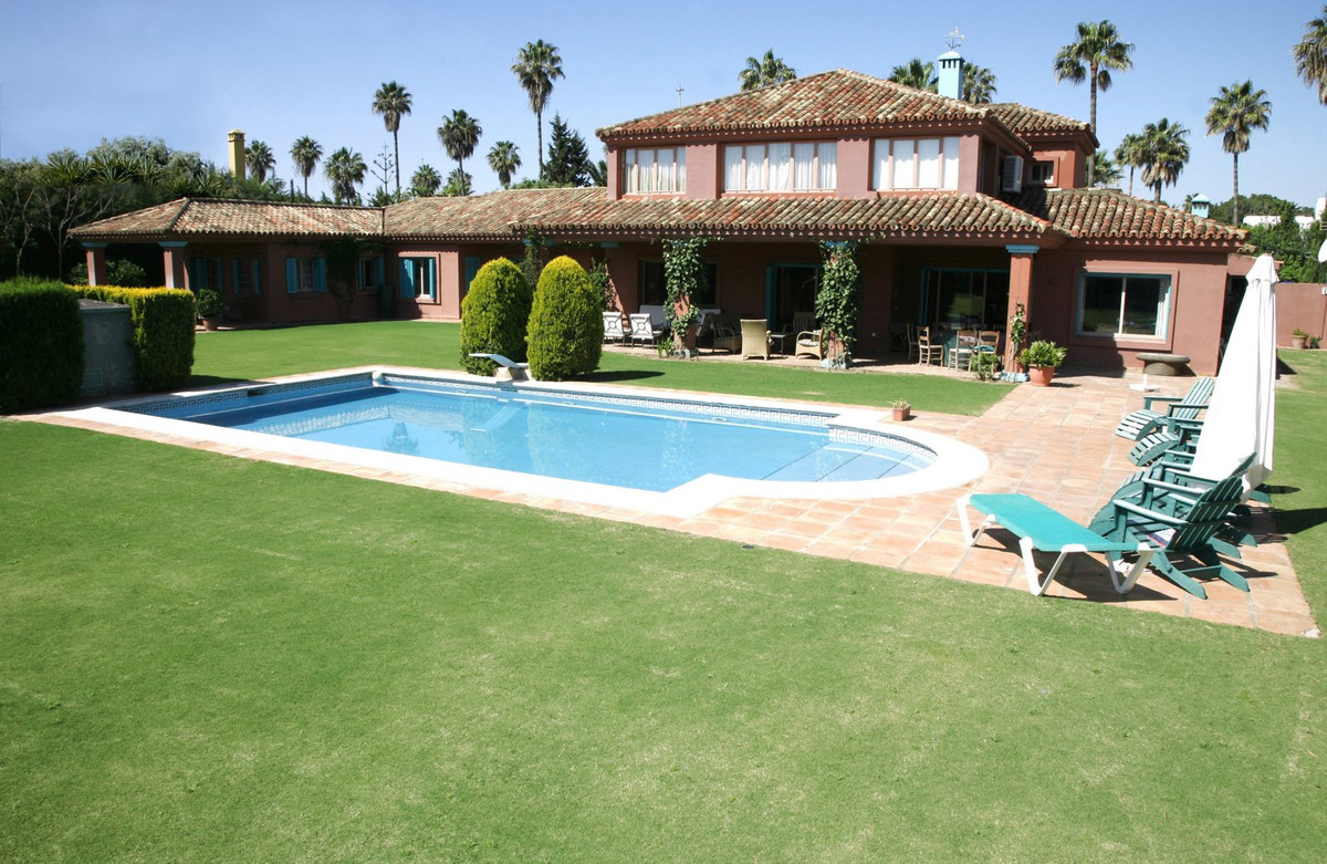 A classic style villa in one of the best locations in Sotorgande, close to the port and the beach.