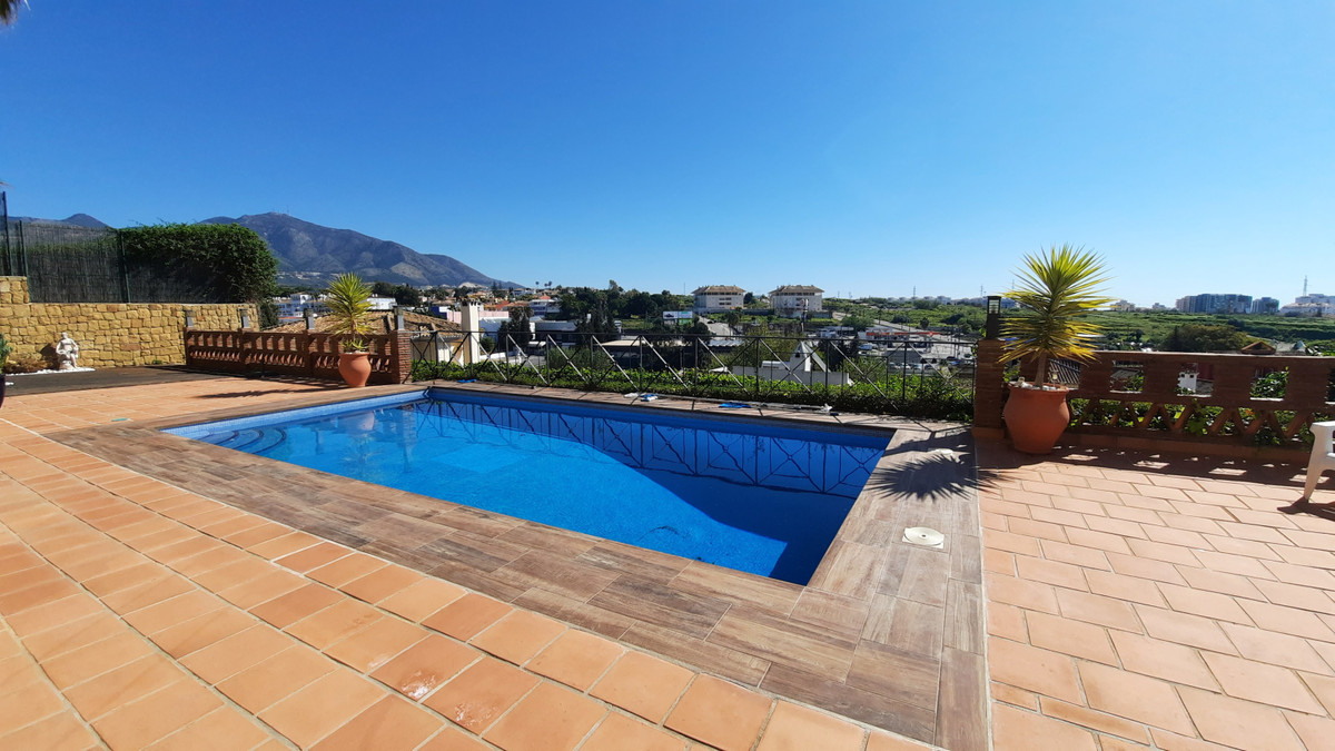 4 bedroom Villa For Sale in Fuengirola, Málaga - thumb 2