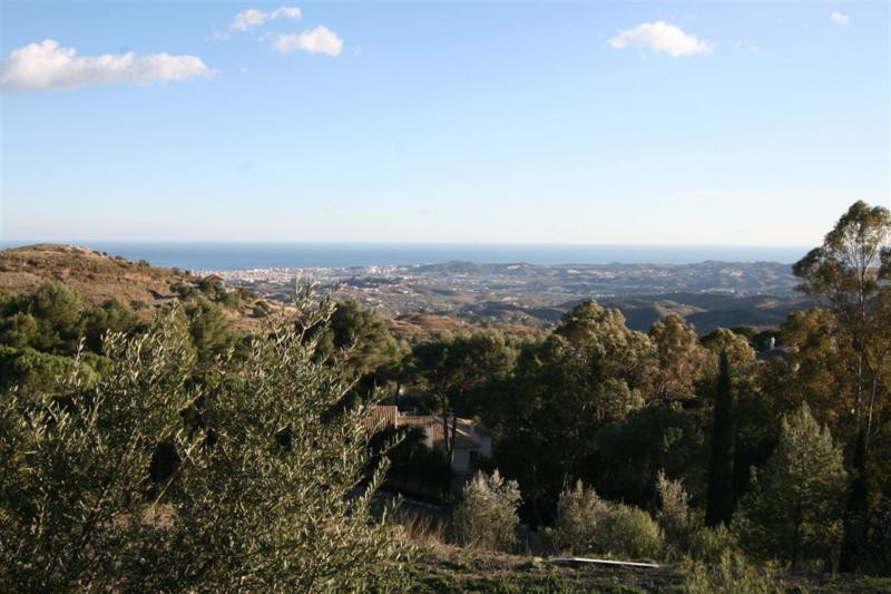 Two building plots, joint together, located in the prestigious and very well maintained urbanization, Spain