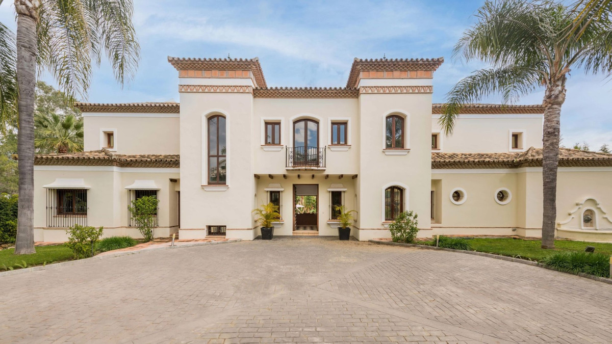Detached Villa for sale in Nueva Andalucía R2582312